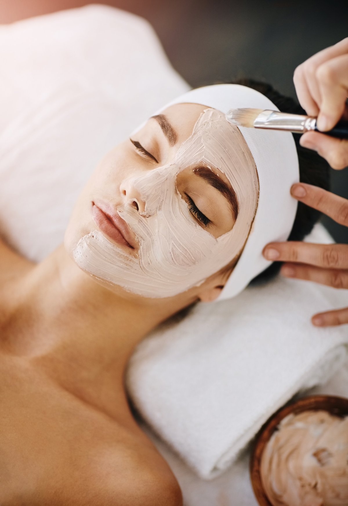 Facial efecto lifting: mujer recibiendo un facial en un spa