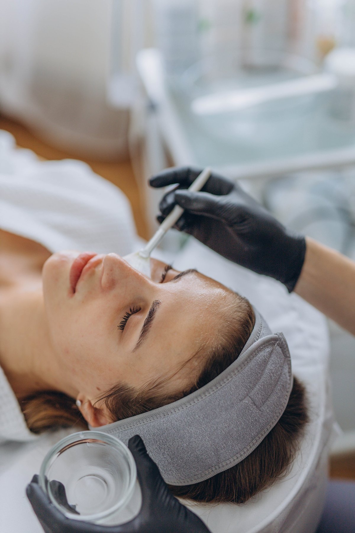 Limpieza profunda facial: procedimiento de exfoliación realizado por una cosmetóloga
