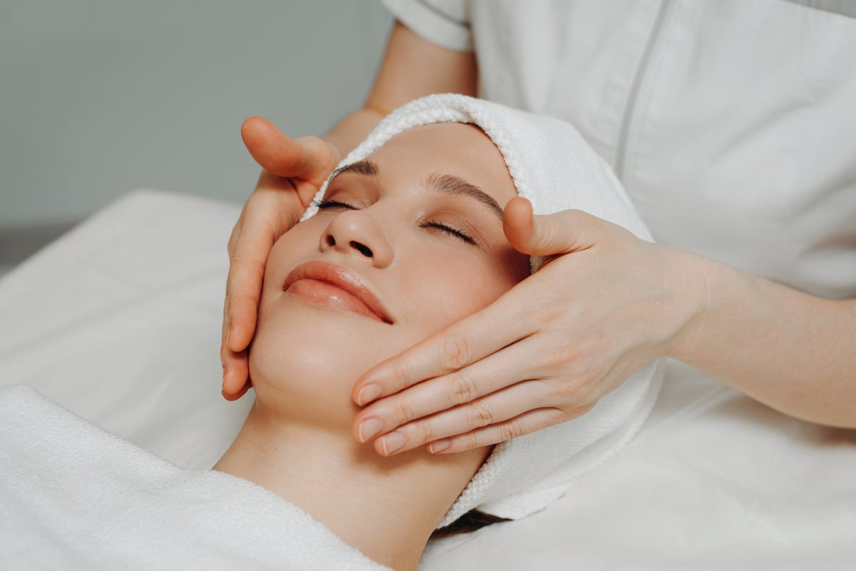 Facial hidratante: masaje facial relajante de la piel