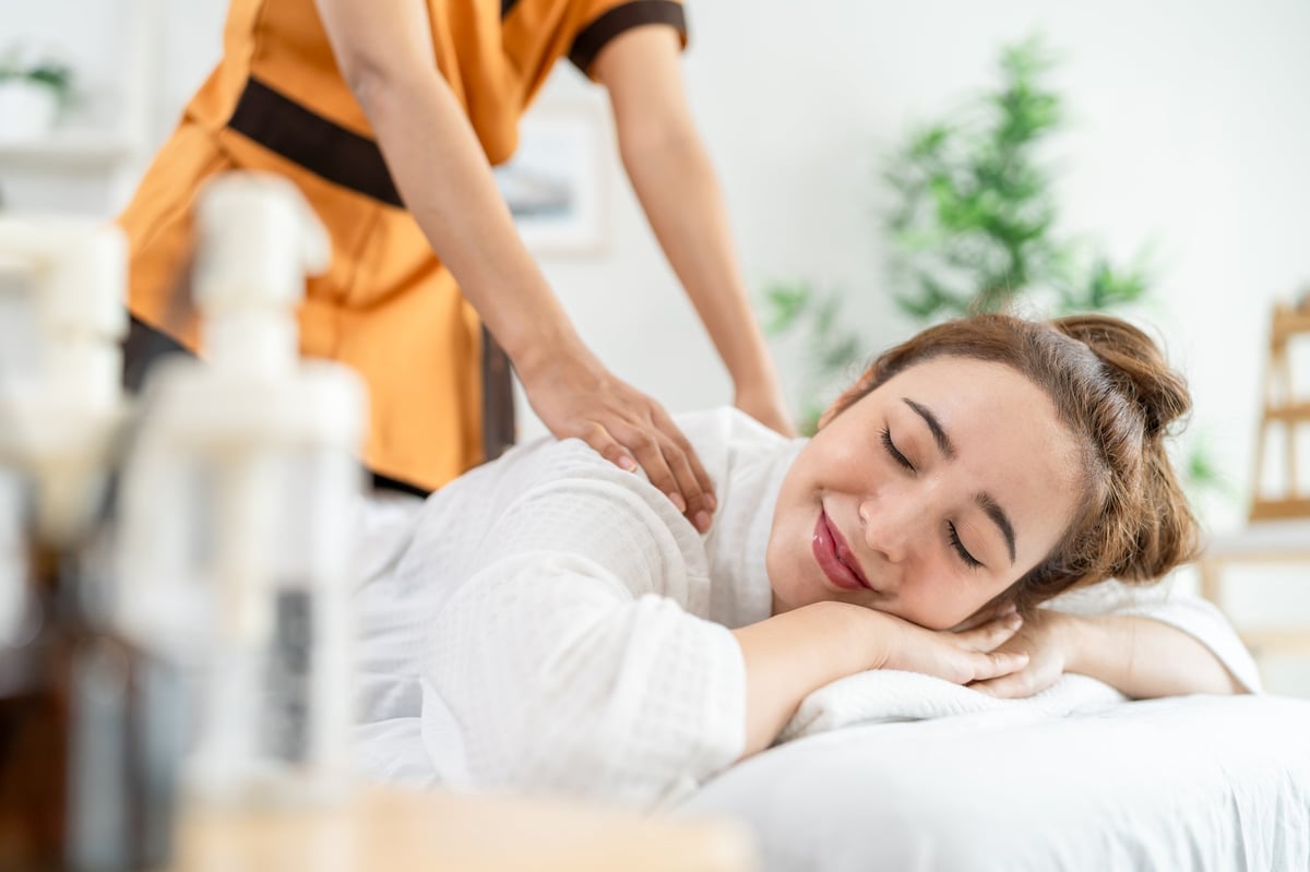 Masaje de espalda en un spa premium y tranquilo