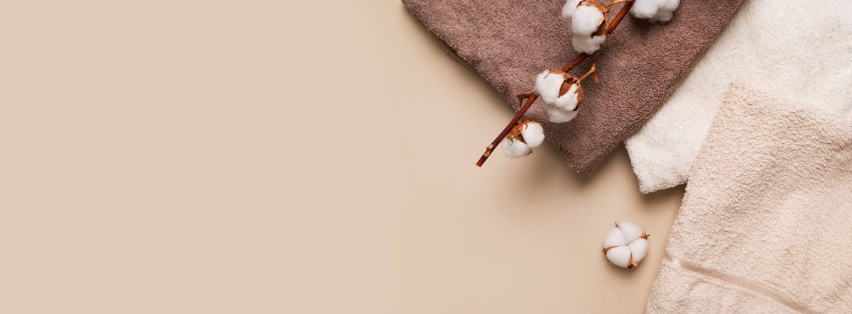Toallas y aceites naturales para un facial hidratante