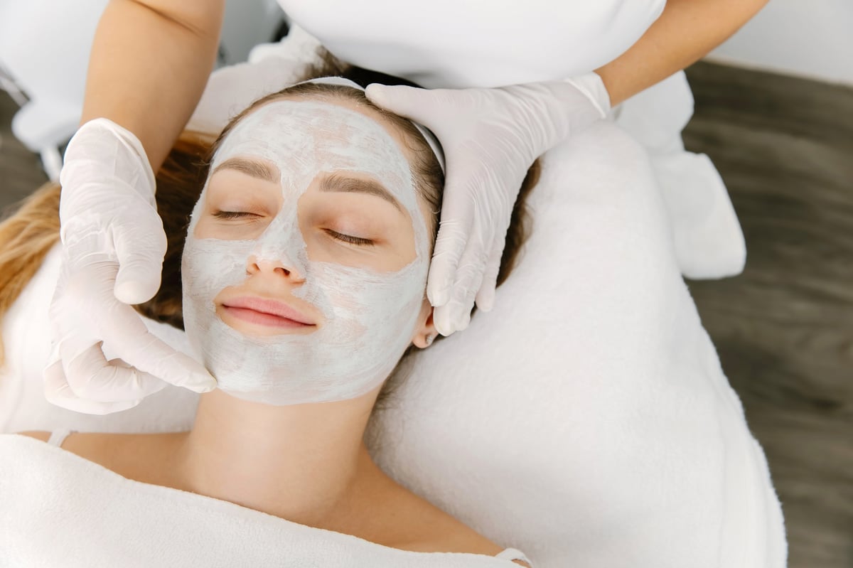 Facial de limpieza profunda: mascarilla natural aplicada por profesional