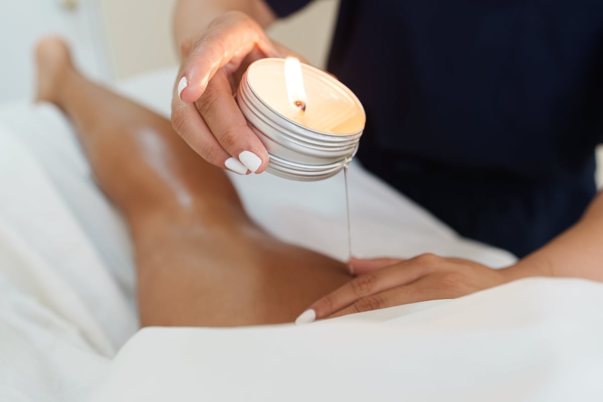 Masaje con vela: cera líquida tibia de vela de masaje aplicada sobre la piel