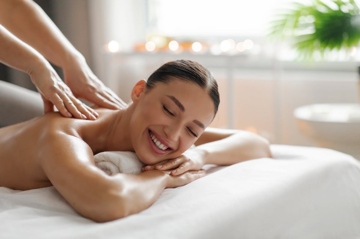 Masaje relajante de espalda en un spa premium y tranquilo